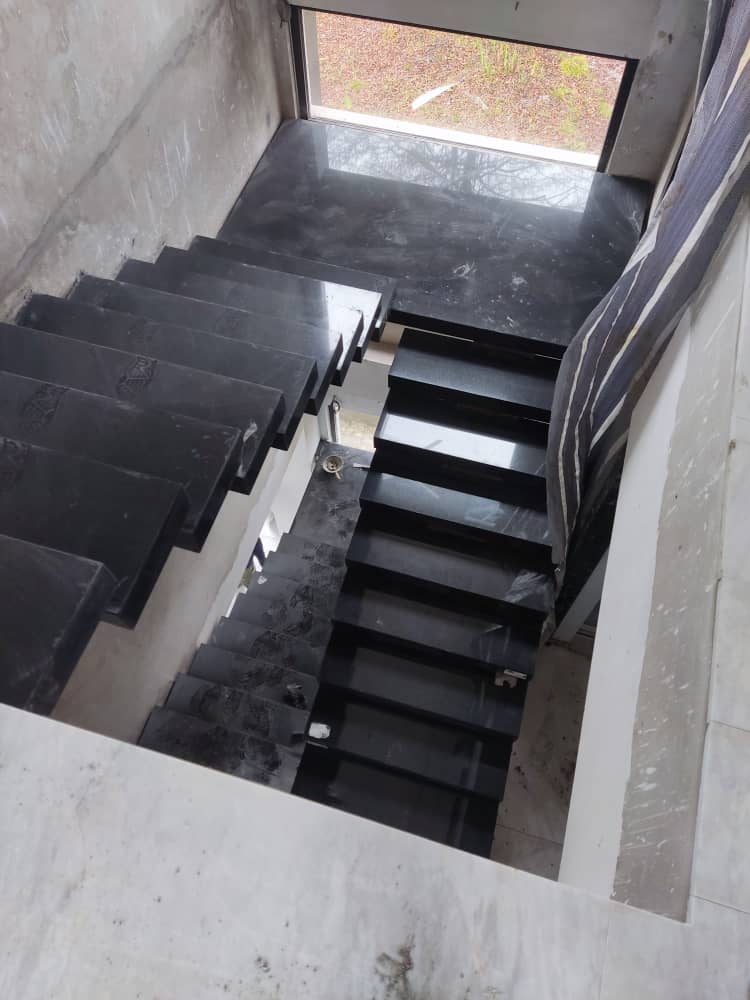 اجرای پله گرد مدرن سنگی