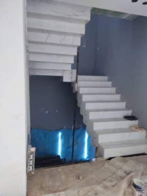 سنگ کاری پله مدرن معلق با سنگ اسلب مرمریت سفید